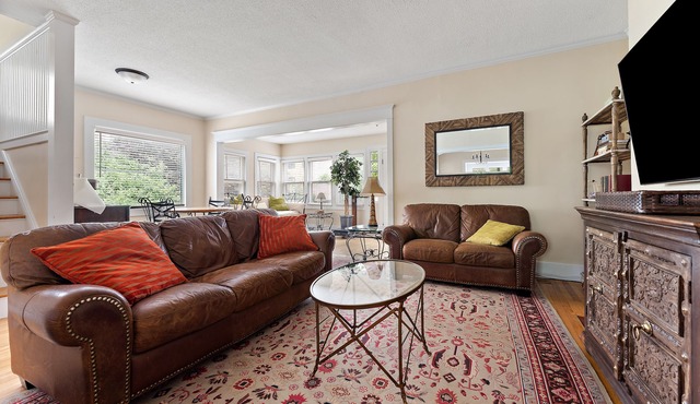 Cozy Historical Home-Trendy Lakes Area- 3 Bedroom 1 & 1/2 Bath in Minneapolis