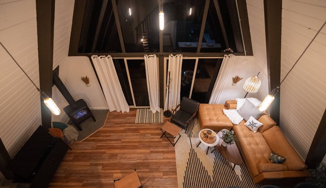 Cozy Mid Century A- Frame Cabin Romantic + Hot tub in Running Springs