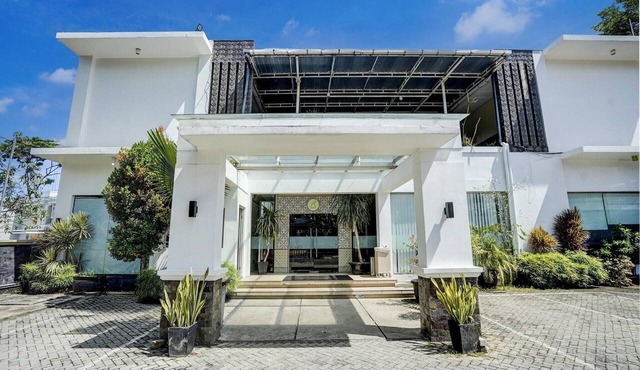 Cozy Twin Escape with Free WiFi and Parking in Padang