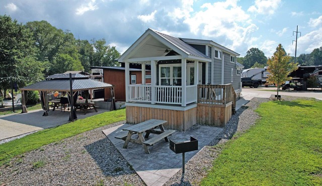 Creekside Tiny Retreat Near Blue Ridge - Fire Pit & Covered Porch in Morganton