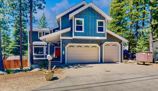 Custom Luxury Chalet Near Slopes - Game Room, Chefs Kitchen & 3 Fireplaces in South Lake Tahoe