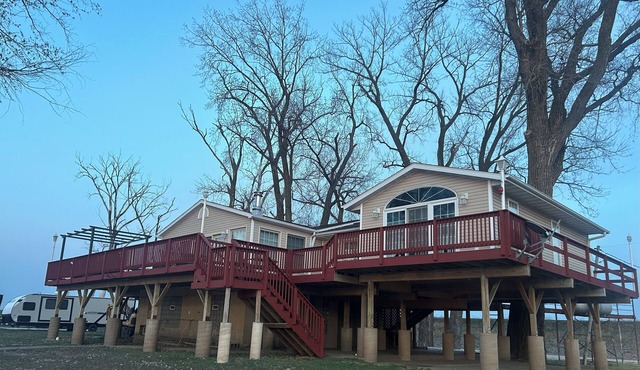 Delightful 3-bedroom cabin with AC in Carman in Carman