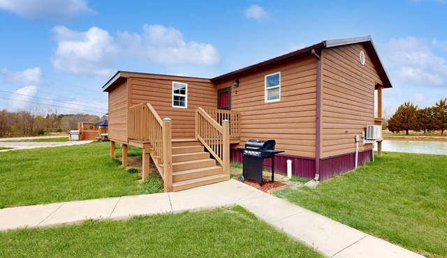 Dog-friendly, lakefront cabin with porch, deck & firepit - near wineries, hiking in Murphysboro