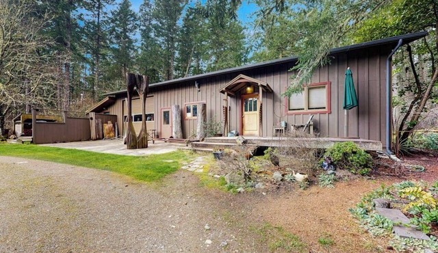 Dog Friendly Studio with Kitchenette, WiFi, Yard and Fire Pit near Eastsound Beach in Eastsound