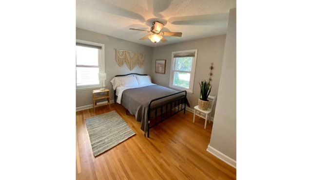 Dog friendly zen bungalow with fenced in yard. in Minneapolis