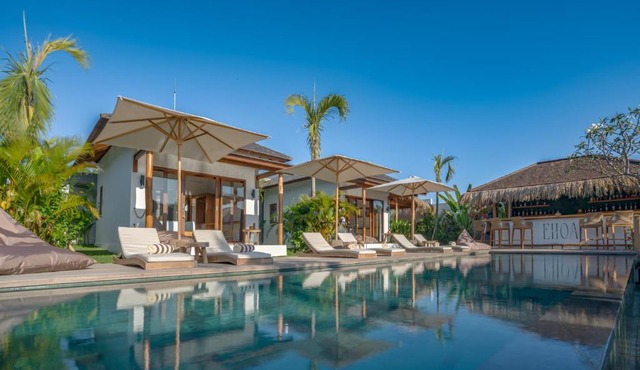 EHOA NYANYI BEACH Boutique Hotel - In front of entrance to NUANU