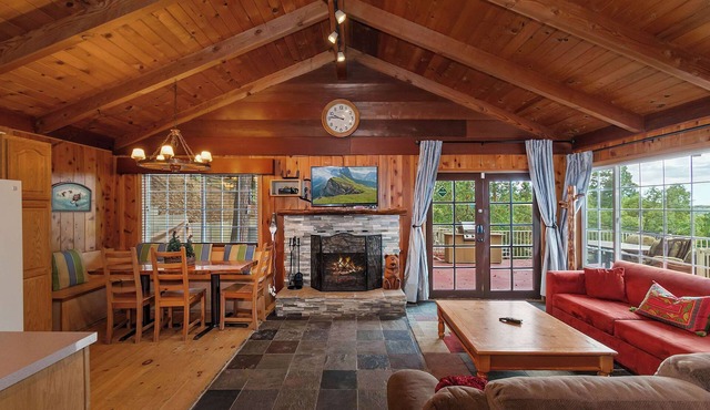 Emerald Arrowhead Haus - For 6 in Cedar Glen