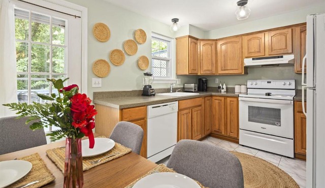 End Unit Townhome with in No VA, 40 Mins to DC, Pets OK in Sterling