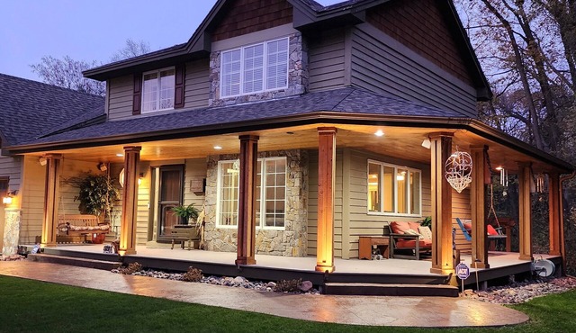 Everchanging Seasons: Charming Retreat + Cottage Hot Tub Sauna Game Haven in Burnsville