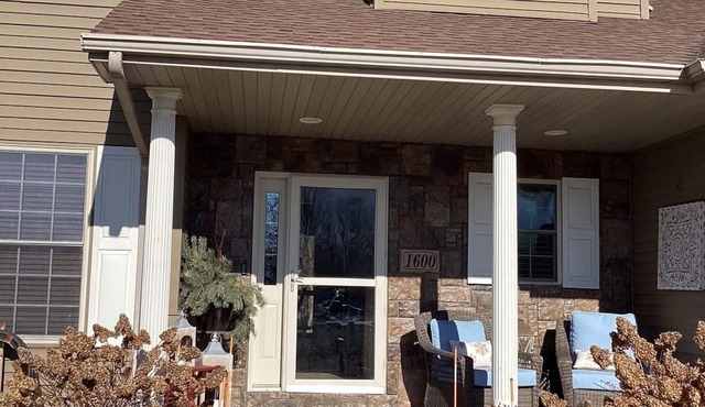 Executive 4 Bedroom Home/Close to NFL Draft in Green Bay & EAA event in Oshkosh in Neenah