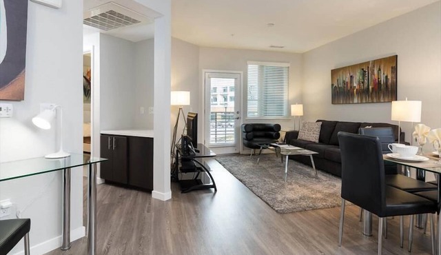 Free Parking! Heated Pool & Spa | nr Menlo Park Rail in Menlo Park