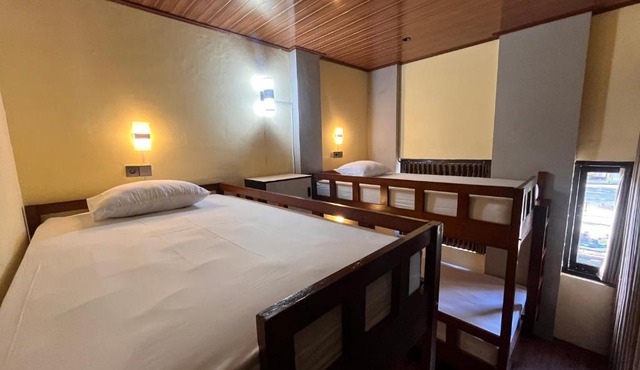 Golden Hostel Komodo Trip Transit Hotel