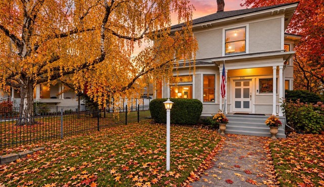 Gorgeous 1902 Craftsman-EV Charger-Lush Grounds-Walk to Main Street-Dogs OK in Walla Walla