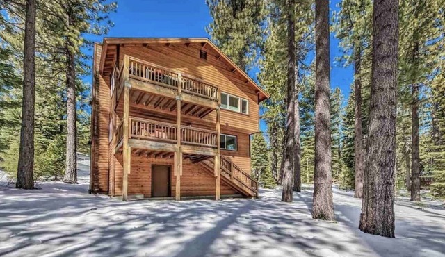 Gorgeous Mountain Retreat with Hot Tub and Pool Table in South Lake Tahoe