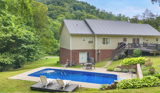 Hatton Hideaway at Red River Gorge! Pool/Hot Tub/Arcade Game Room in Stanton