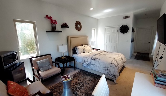 Hollywood Hills Upscale Modern Furnished Bedroom Suite in Large House in Los Angeles