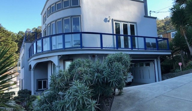 Huge and comfortable house with gorgeous view and just a walk to the beach. in Pacifica