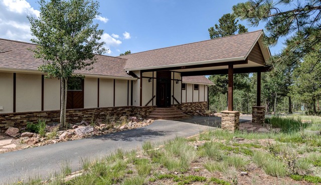 Incredible Mountain Home, Pikes Peak View, 21 acres! in Divide