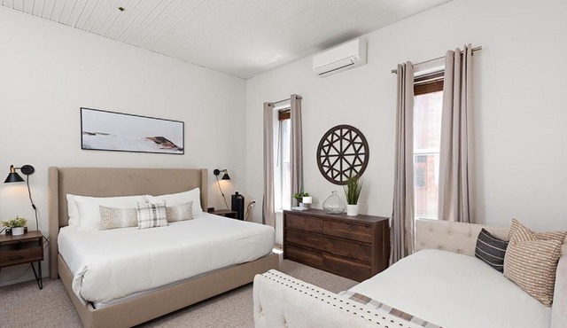 Independence Square 211, Chic Hotel Room with Mountain Views, A/C, & Rooftop Hot Tub in Aspen