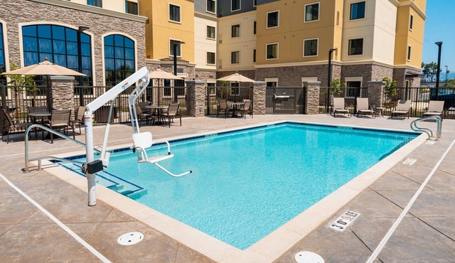 King Suite. Free Breakfast. Pool. Shared BBQ. Your Next Trip! in Newark