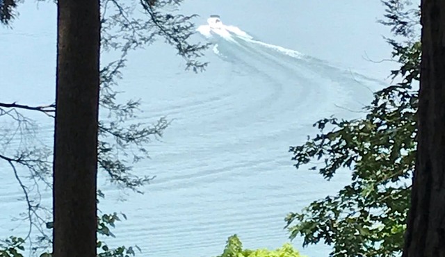 Lake Front Home with community boat ramp. Private, close to marinas and town. in Somerset