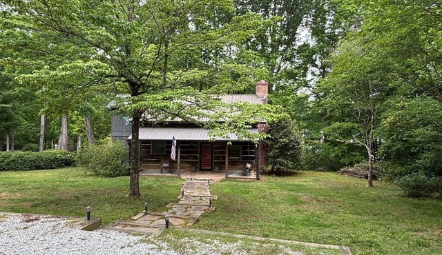 Lake Hartwell Cabin with covered dock, firepit, kayaks, views of lake, sleeps 12 in Lavonia