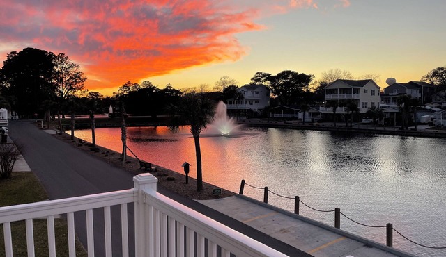 Lakefront Beach House, Free Bikes & Waterpark! in Myrtle Beach
