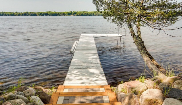 Lakefront Pearson Cottage w/Swim Dock + Kayaks! in Pearson