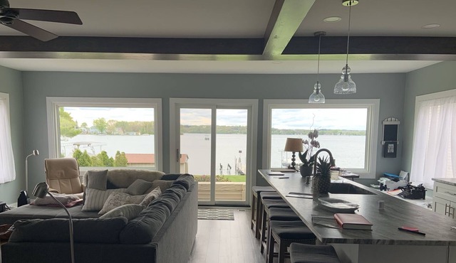 Lakeside Retreat - Newly Remodeled 3 Bdrm+ Loft House on Beautiful Pewaukee Lake in Pewaukee