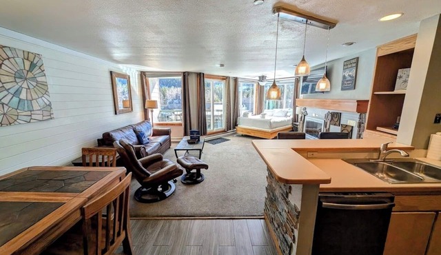 Lakeview Studio | Balcony + Pool + Trails in Keystone
