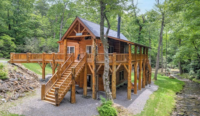 LOG HOME - NEXT TO CREEK/FIREPLACE/HOT TUB/HIKING TRAILS/PET FRIENDLY in Black Mountain