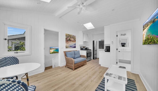 LOVELY DESIGNER COTTAGE! 3 MIN WALK TO THE BEACH AND HEISLER PARK! in Laguna Beach