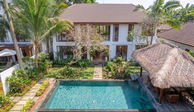 Luxe 5BR in Ubud's Ricefields w Bathtubs & Pool in Gianyar Regency