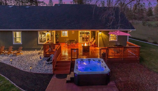 Luxurious Yosemite Mountain Home , Spa, Pool, Miniature Ponies! and Gameroom in Mariposa