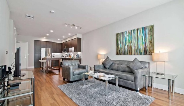 Luxury 1BR | Free Parking & WiFi | Outdoor Pool & Terrace in Mountain View