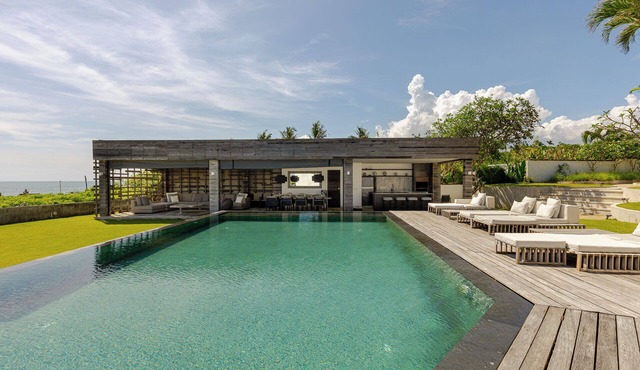Luxury 5 Bdr Beach Villa. Fully staffed with Chef. Beach club . 2 Pools. Canggu