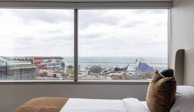 Luxury Downtown King Bed With Views of Lake and Stadium in Cleveland