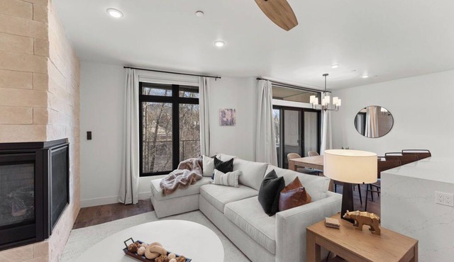 Luxury retreat: hot tub, steam shower, 2-bed 2-bath on the Blue River. in Silverthorne