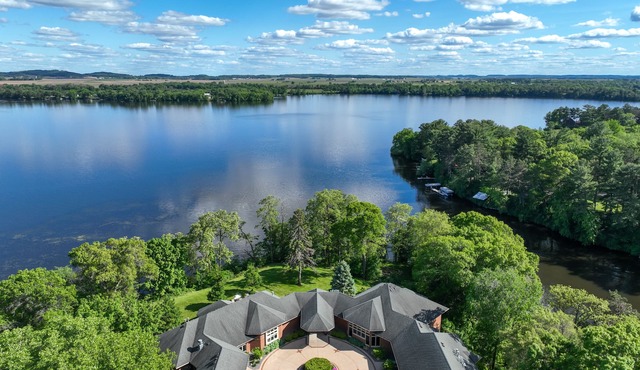 Mansion on Lake Tainter. Sleeps 20-28 guests. Jacuzzi tub,private en-suite rooms in Colfax