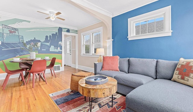 Midway Marvel: Central Location, Walk to Light Rail, Fast WiFi, Free Parking in Saint Paul