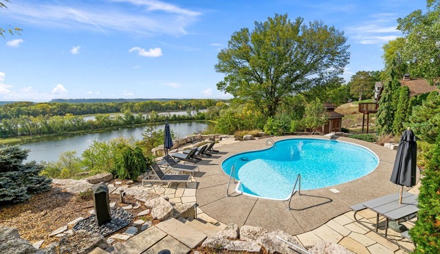 MINNeSTAY* Riverfront Inn | Hot Tub in Hager City