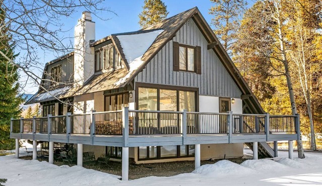 Minutes From Vail Village & Golden Peak - Free Shuttle + Private Hot Tub & Sauna in Vail