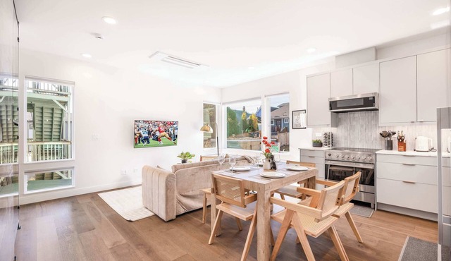 Modern 2024-Built Townhome | Near Hospitals & DT in Seattle