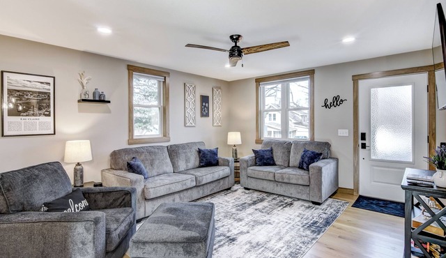 Modern On Main - Stylish Comfort Near Downtown in Eau Claire