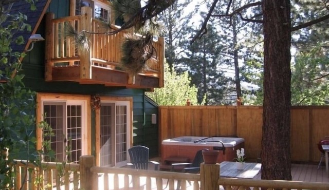 Moonridge Ozone Spa Cabin- Pets are Free! Enclosed deck, Flat parking 2026-0155 in Big Bear Lake
