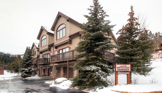 Mountaineer #M-1: Ideal Location - Ski-In/Ski-Out - Private Outdoor Hot Tub in Breckenridge