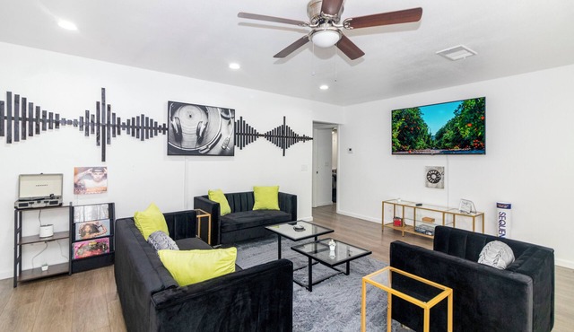 Music themed home, PacMan Arcade, Sleeps 9, BBQ, Fire Pit, Wi-Fi in Redlands