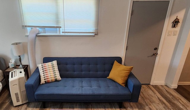 New ! Lovely Studio w/patio, Parking on premises in Escondido