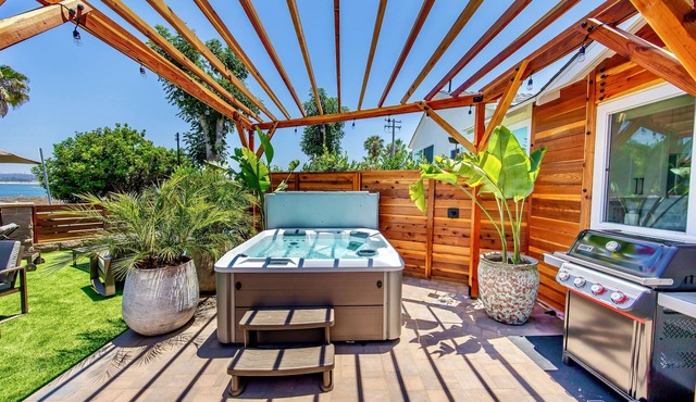 New Ocean Front Villa! Tub Parking Bikes AC, The Best location and Amenities! in San Diego