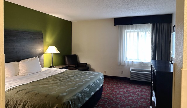 Norwood Inn Milwaukee-Deluxe King Room Non-Smoking in Milwaukee